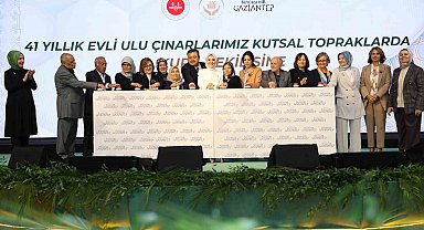 Bakan Göktaş, 41 yıllık evli çiftlerin umre kurası programına katıldı