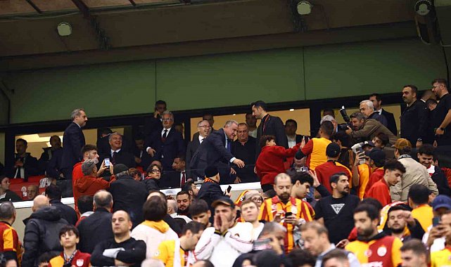 Bakan Osman Aşkın Bak, Galatasaray - Barcelona maçını izledi