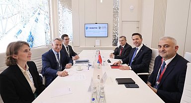 Bakanı Bayraktar, Gazprom ve Novatek'in üst düzey isimleriyle görüştü