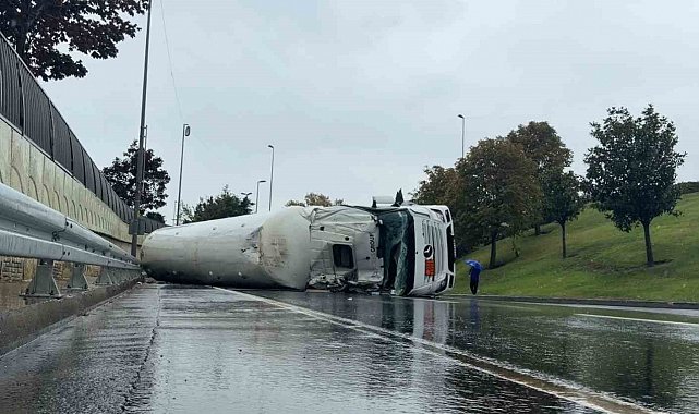 Bakırköy'de LNG yüklü tanker yan yattı, yol trafiğe kapatıldı