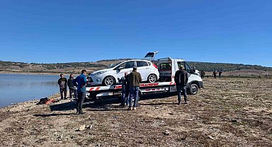 Balık tutmaya gittikleri baraja araçları düştü