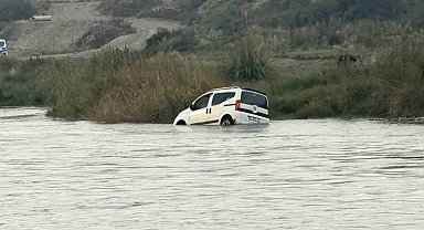 Balık tutmaya gittikleri çayda su seviyesinin yükselmesi ile otomobil mahsur kaldı