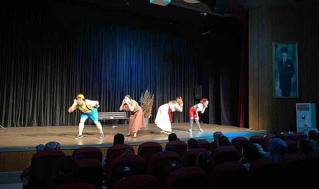 Balıkesir Büyükşehir Belediyesi Şehir Tiyatrosu ilk ayında seyirciden tam not aldı
