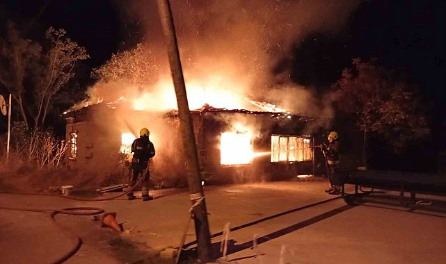 Balıkesir'de zeytin işleme tesisinde çıkan yangın söndürüldü