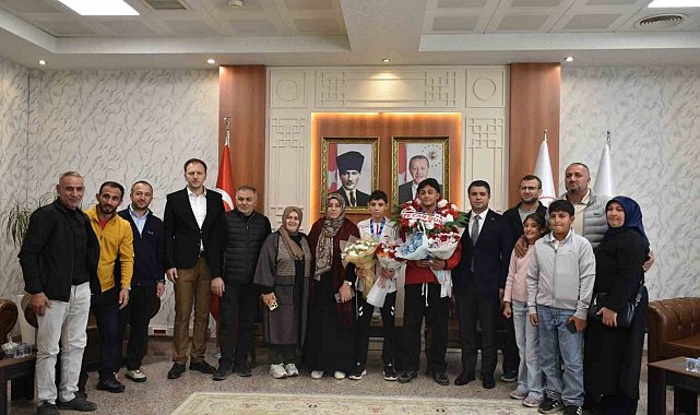Balkan şampiyonunu ve balkan üçüncüsü çiçeklerle karşılandı
