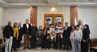 Balkan şampiyonunu ve balkan üçüncüsü çiçeklerle karşılandı