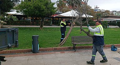 Bandırma'da fırtınanın izleri temizlendi