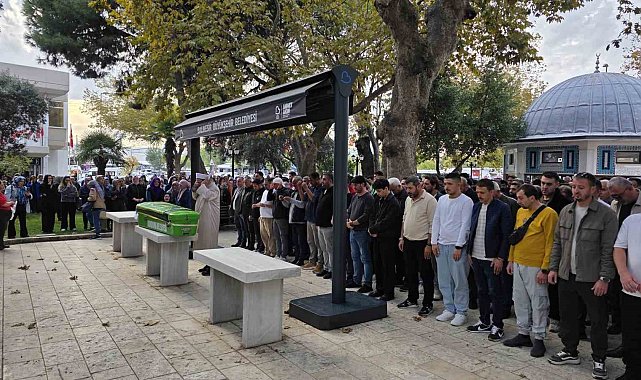Bandırma'da kazada hayatını kaybeden motokurye son yolculuğuna uğurlandı