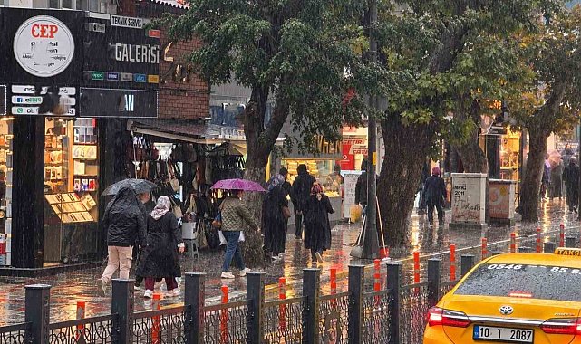 Bandırma'da sağanak yağış etkili oldu