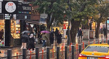 Bandırma'da sağanak yağış etkili oldu