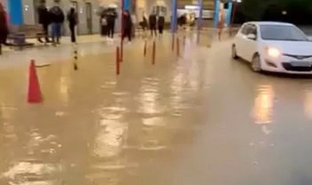 Başakşehir Olimpiyat Metro İstasyonu'nu su bastı vatandaşlar zor anlar yaşadı