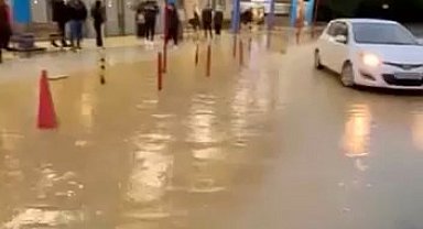 Başakşehir Olimpiyat Metro İstasyonu'nu su bastı vatandaşlar zor anlar yaşadı