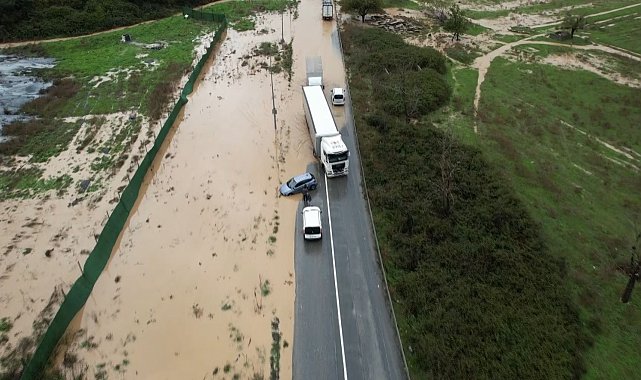 Başakşehir'de sağanak yağmur nedeniyle araç çukura düştü