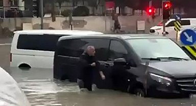 Başakşehir'de yolları su bastı, araçlar mahsur kaldı