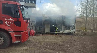 Başkale'de konteynerde çıkan yangın paniğe neden oldu