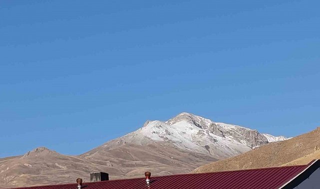 Başkale'de yüksek kesimlere kar yağdı