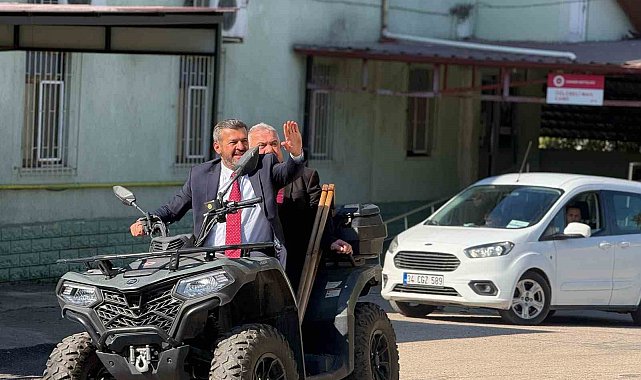 Başkan Çetinkaya makam aracını bıraktı, mahalleyi ATV ile gezdi