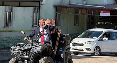 Başkan Çetinkaya makam aracını bıraktı, mahalleyi ATV ile gezdi
