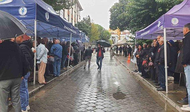 Başkan Doğan'ın destekçileri ikinci günde de belediye önünde buluştu