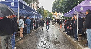Başkan Doğan'ın destekçileri ikinci günde de belediye önünde buluştu