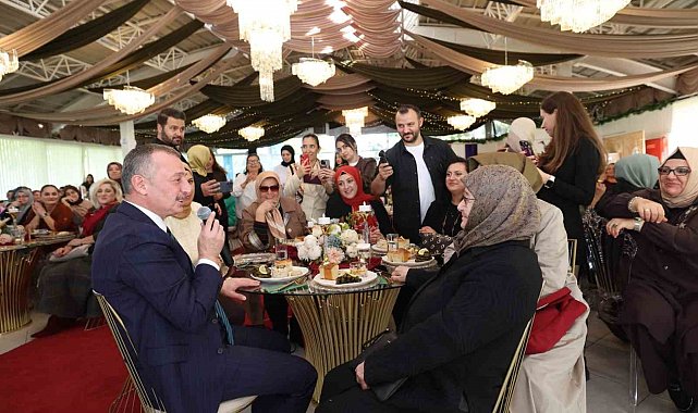 Başkan ile annesinin diyaloğu salonu kırdı geçirdi