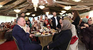 Başkan ile annesinin diyaloğu salonu kırdı geçirdi