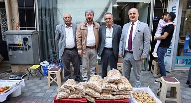 Başkan Kaya, İncirliova Köylü Pazarı'nda esnaf ve vatandaşlarla buluştu