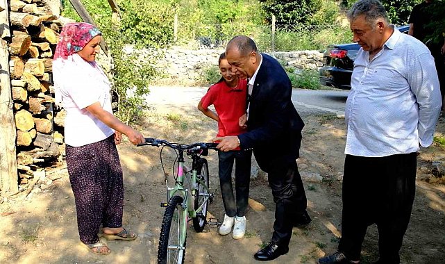 Başkan sözünü tuttu, küçük kız bisikletine kavuştu