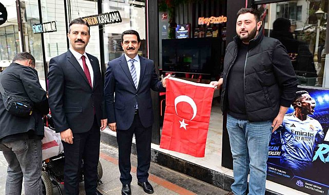 Başkan Taşkın'dan vatandaşlara Türk bayrağı hediyesi