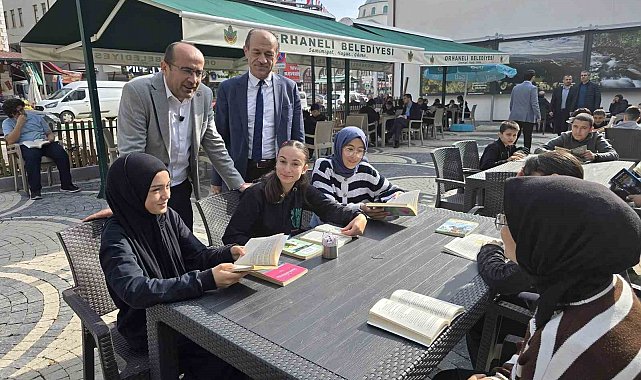 Başkan ve öğrencilerden kitap okuma seferberliği