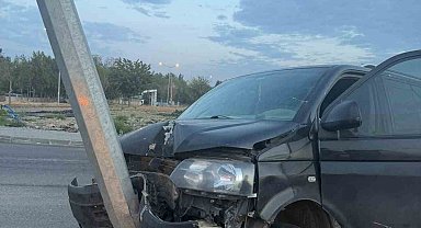 Batman'da hafif ticari araç aydınlatma direğine çarptı: 1 yaralı