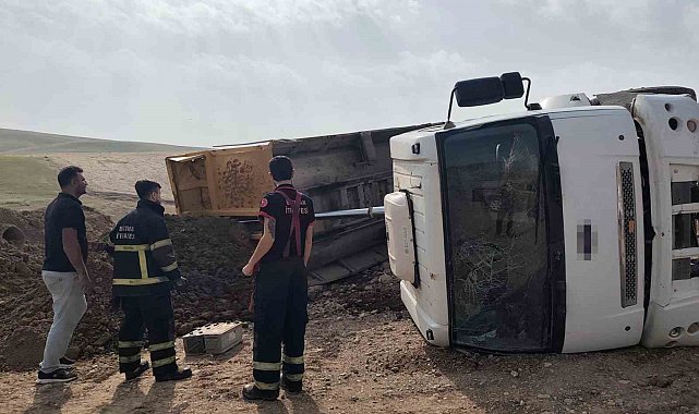 Batman'da kum yüklü kamyon devrildi: 1 yaralı