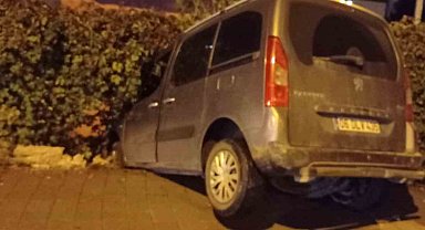 Batman'da otomobille çarpışan hafif ticari araç bahçe duvarına çarptı