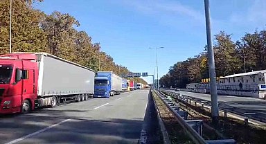 Batrovçi Sınır Kapısı'nda tır kuyruğu 15 kilometreye ulaştı
