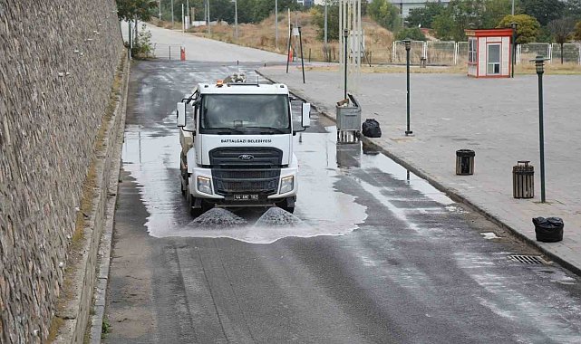 Battalgazi Belediyesi ilçe genelinde temizlik çalışmalarını sürdürüyor
