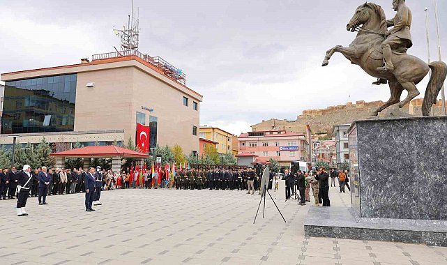 Bayburt'ta Cumhuriyet Bayramı kutlamaları çelenk sunumuyla başladı