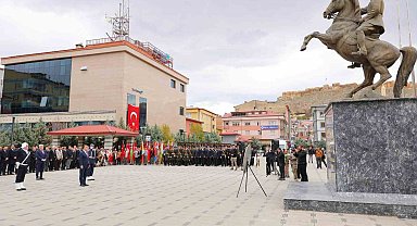 Bayburt'ta Cumhuriyet Bayramı kutlamaları çelenk sunumuyla başladı