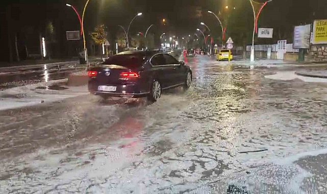 Bayburt'ta dolu yağışının ardından cadde ve sokaklarda su birikintileri oluştu