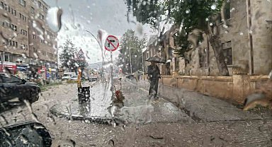 Bayburt'ta gök gürültülü sağanak etkili oldu