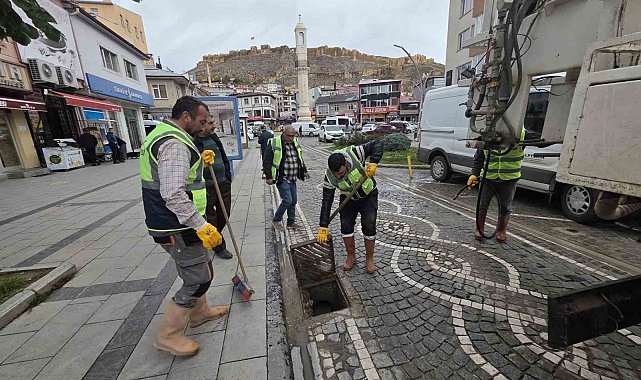 Bayburt'ta mazgallar yağışlara karşı temizleniyor