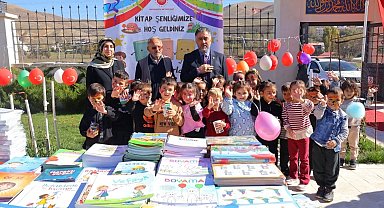 Bayburt'ta minik öğrenciler kumbaralarındaki harçlıklarla kitap aldı