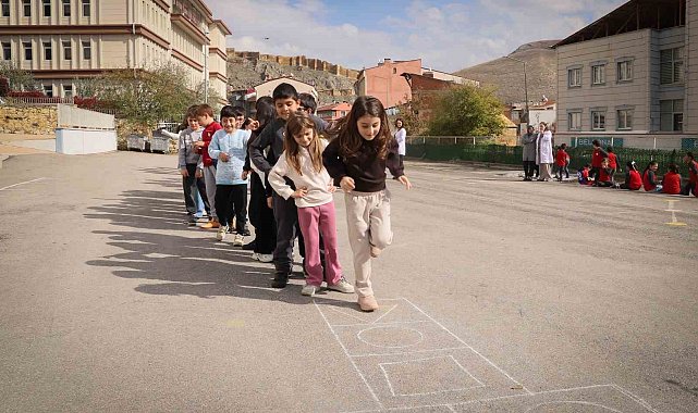 Bayburt'ta öğrenciler oyunla öğreniyor