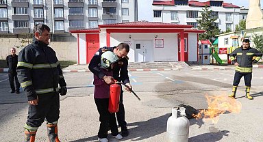 Bayburt'ta öğrencilere afet bilinci uygulamalı anlatıldı