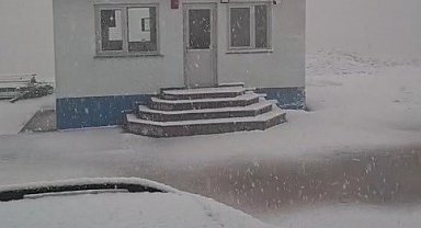 Bayburt'un yüksek kesimlerine kar yağdı