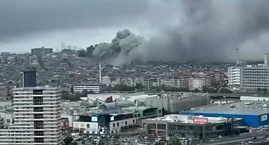 Bayrampaşa Muratpaşa Baltaş Sanayi Sitesi'nde bilinmeyen bir nedenle yangın çıktı. Olay yerine çok sayıda itfaiye ekibi sevk edildi.