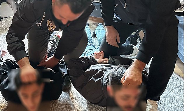 Bayrampaşa'da otomobilin önünü kesip araçtaki 7 kilogram altın ve yüklü miktardaki parayı çaldılar