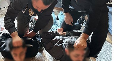 Bayrampaşa'da otomobilin önünü kesip araçtaki 7 kilogram altın ve yüklü miktardaki parayı çaldılar