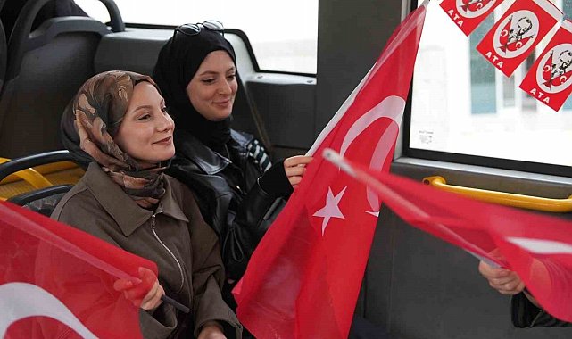 Belediye otobüsünde 29 Ekim Cumhuriyet Bayramı coşkusu