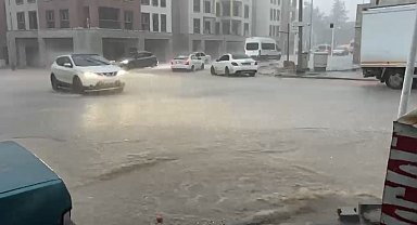 Besni'de sağanak yağış: Cadde ve sokaklar göle döndü