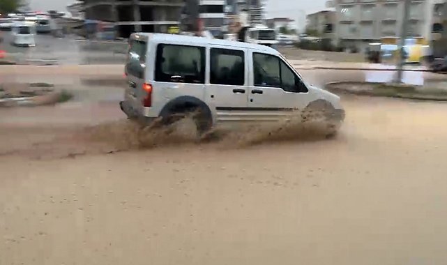 Besni'de sağanak yağış sele dönüştü